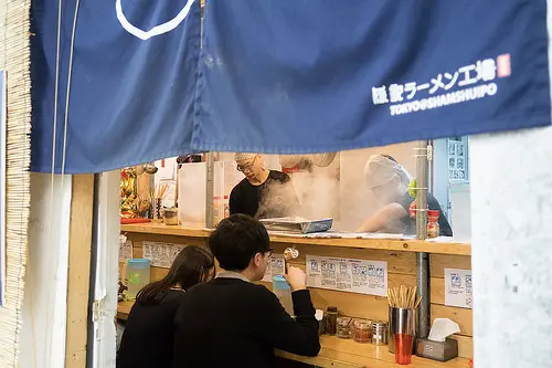 在玄關裡窺看霸氣的拉麵師傅們