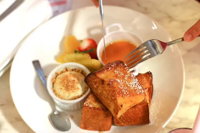 法式梳乎厘多士配鮮果及雪糕