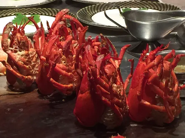 新鮮的龍蝦在鐵板上起舞