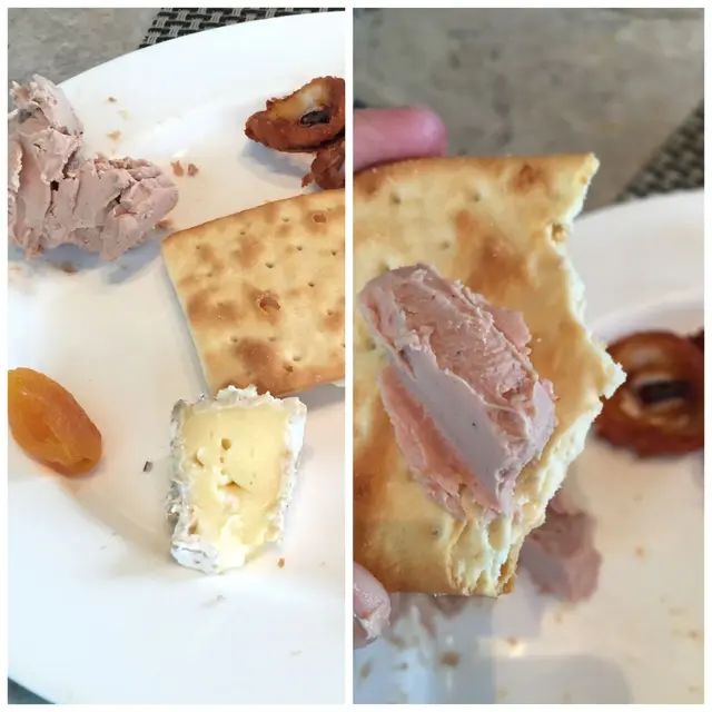 圖右為Foie Gras Terrine伴以餅乾同吃