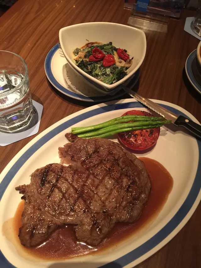 肉眼扒5成熟，焗薯，忌廉菠菜