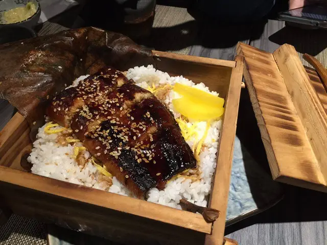 用木盒焗著, 朴葉香浸入蒲燒鰻魚中, 正!!