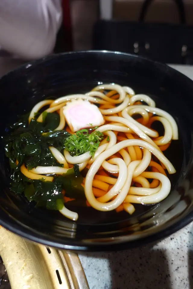 浸在豉油醬汁的烏冬,顯得較為重口味!