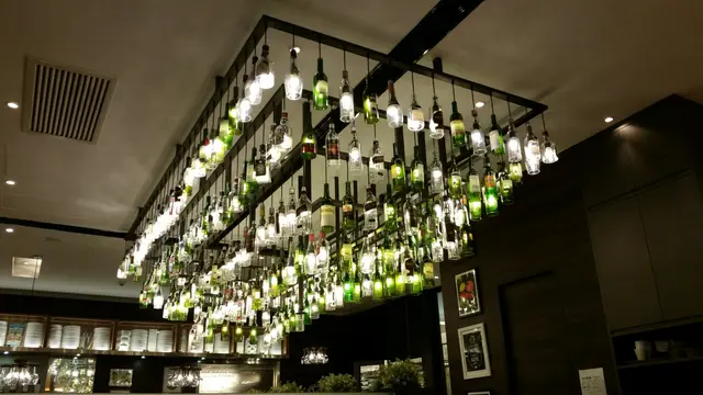 用酒瓶製成的燈罩，挺特別。