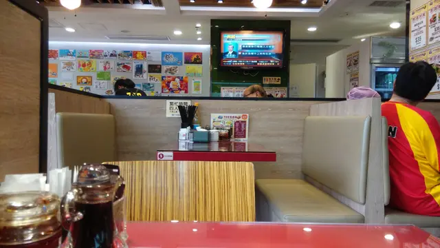 茶餐廳佈局，相中左邊遠處有一些插畫作裝飾