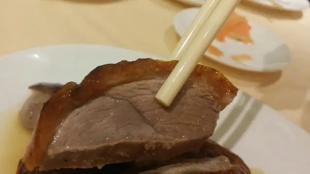 燒鵝皮肉之間夾着一層薄薄的鵝脂;賣相既佳,也是上乘燒鵝的首要條件。