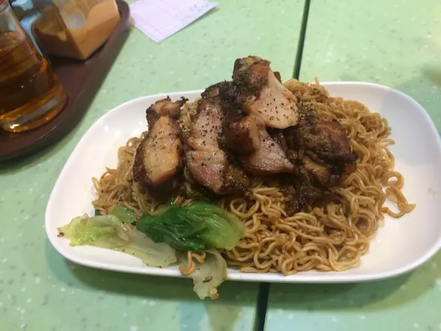 黑椒雞扒炒公仔麵