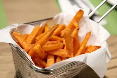 炸蕃薯條配忌廉芝士醬