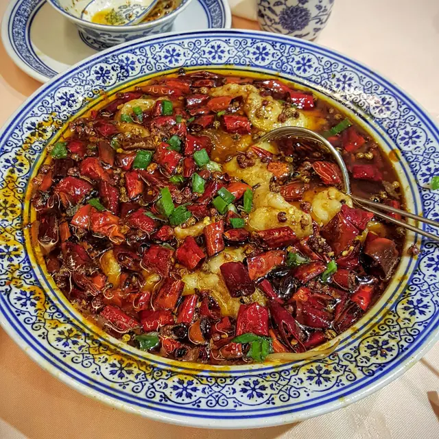 水煮魚魚塊軟滑香辣,辣度適中,剛開始吃還未有麻痺感,再過幾分鐘之後,嘴唇已經麻到沒有沒有感覺,麵條依然有彈性,咸味剛好,辣和麻,有川菜的特色。