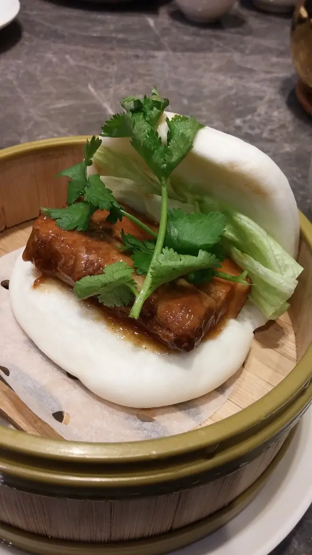 沒有過份調味的包子正好配上肉潤盈腴的扣肉，鹹香之餘不怕膩滯