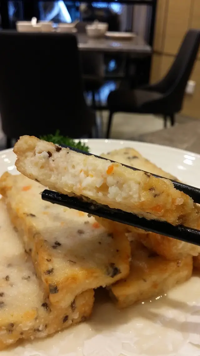 基本上就似吃海鮮蒸蛋，但就是滲入豆腐的版本，滲著美乃滋時的酸甜奶潤也順口