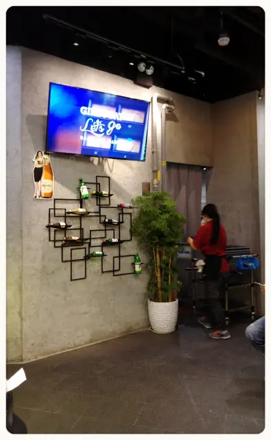 等入座前, 提供座椅給食客邊坐邊等, 還可看著電視播放中的Kpop mv。