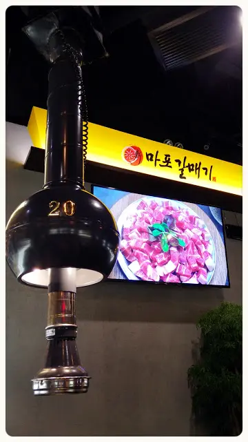 燒爐上方就是抽風系統, 而且食店的空調對流亦做得不錯, 加上樓底很高, 所以沒有油煙問題。