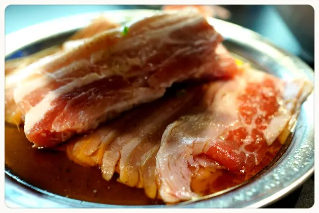 套餐有霜降牛肉120g, 新麻蒲秘製牛五花肉150g, 新麻浦護心肉150g, 新麻浦五花肉150g。