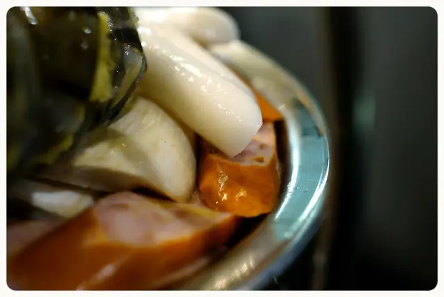 特選雜錦併盤: 年糕, 蘑菇, 豬肉腸和大蝦。