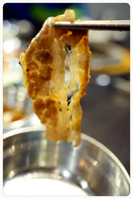 秘製牛五花肉燒過後的油脂溶化, 入口不太油膩, 令牛味更加香口!