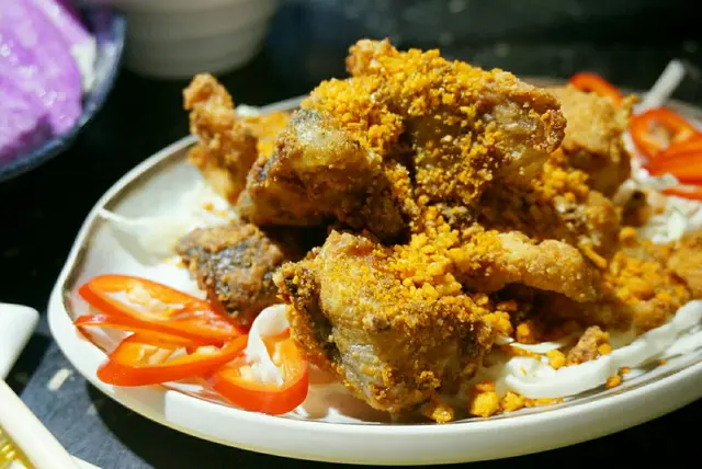 蒜香三文魚骨腩