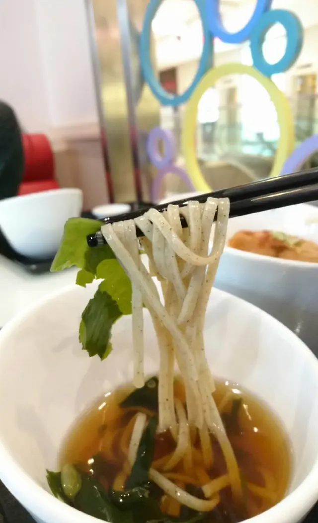 佢除左清湯,仲有拉麵湯底既烏冬,好有趣 (聞說海藻對身體好 @@)