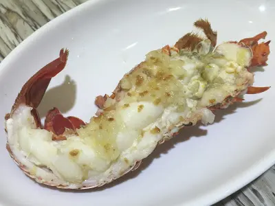 龍蝦肉新鮮爽口, 兼且彈牙, 有著龍蝦鮮味, 且蒸得剛剛熟, 肉質十分嫩滑, 輕易離殼。