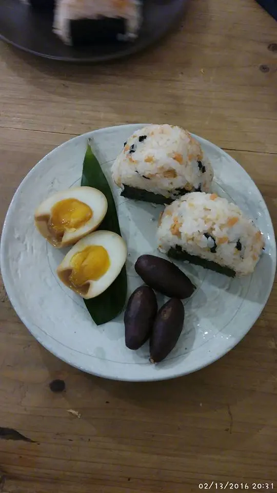 三文魚飯團配紫薯及糖心蛋