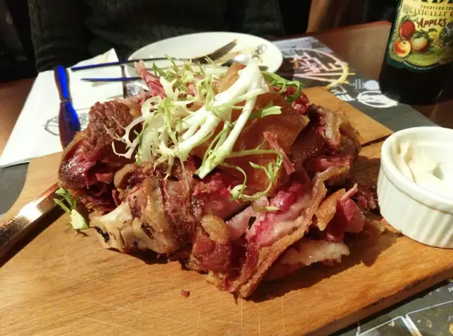 上菜時已分成小份 十分合適女生食用 唔使食到手忙腳亂,豬手味道不俗