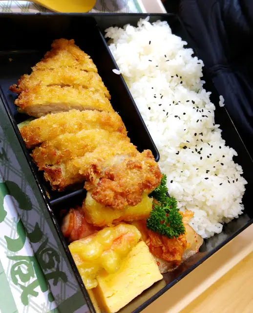 份量非常多的碎上炸豬扒, 炸至金黃色, 賣相絕無欺場