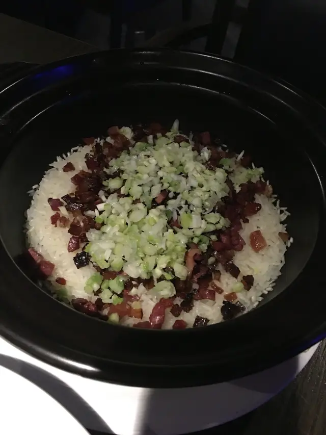 這個煲仔飯需時30分鐘，但絕對值得等。材料好足，臘昧全部都切到一粒粒。當攪拌後，同飯一切嘅口感好match，每口飯都充滿著臘昧。飯充滿著臘昧的味到，非常之香。