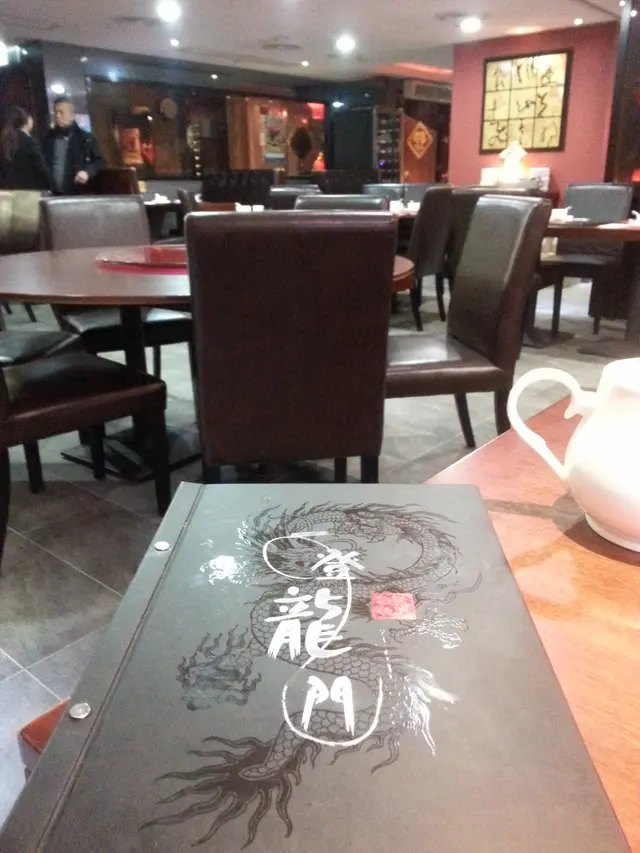 設計簡單的餐牌,封面也有一個紅色印章圖案,寫了「北京私房」四字。