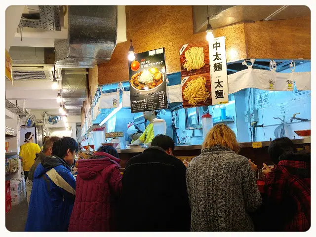 店內只有二十多張吧檯位, 難免要等上點時間.