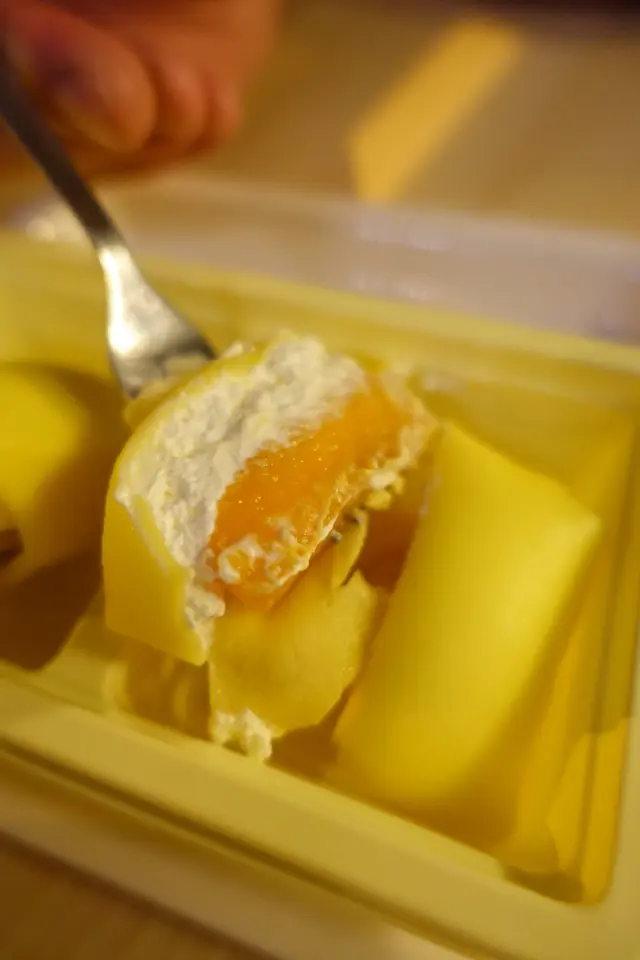 包住厚厚的忌廉及芒果