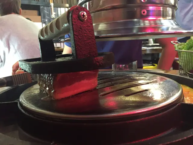熨烤中的厚切五花腩