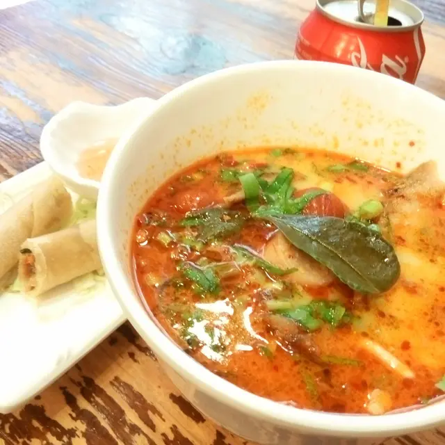 冬蔭公金邊粉 配 炸春卷