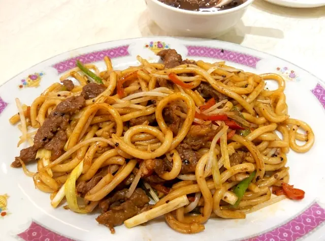 黑椒牛柳絲炒烏冬