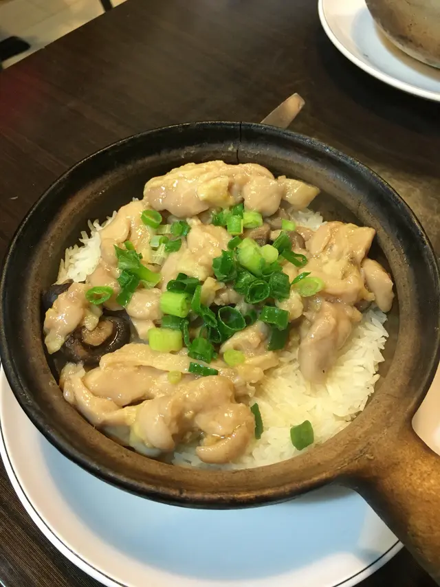 滑雞煲仔飯$42