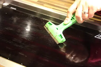 使用刮刀可輕易刮走玻璃面層的污漬