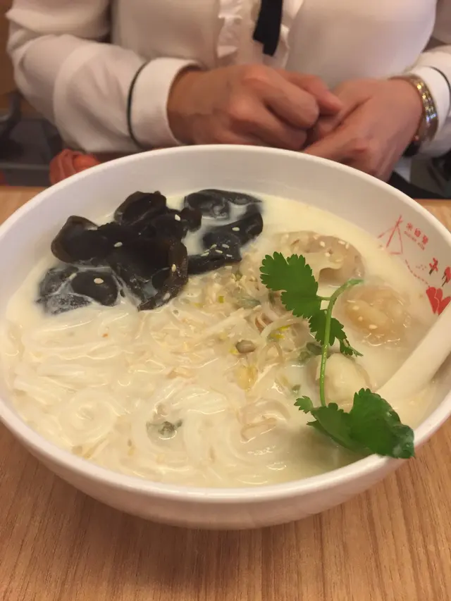 鮮蝦雲吞木耳米線