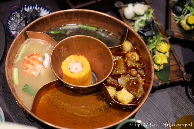 裡面包括五種湯底 中間是海鮮木瓜鍋,還有四川麻辣鍋 潮州沙嗲鍋,蝦兵蟹將鍋,墨汁海鮮鍋