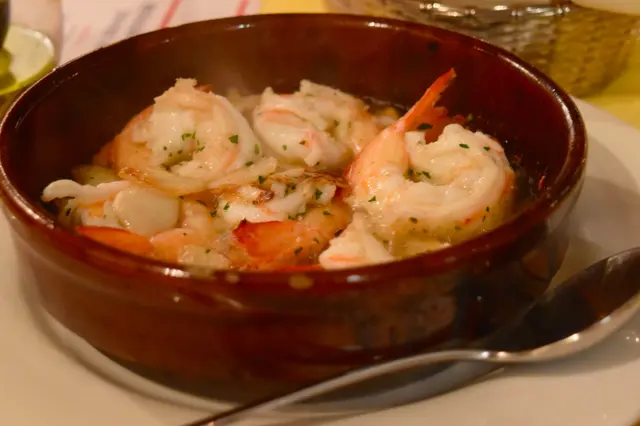 Garlic shrimps on sizzling casserole