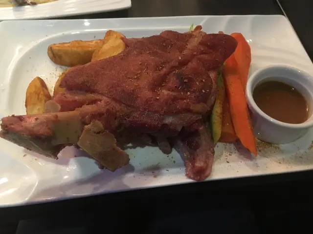 德國脆皮豬手(包括沙律、餐湯、咖啡或茶)