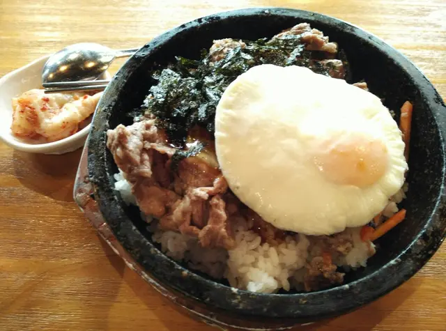 牛肉石頭飯加煎蛋