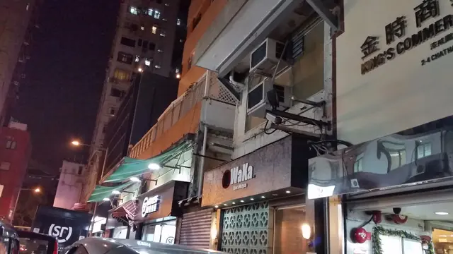 二是由漆咸圍入，在漆咸圍中間順豐旁的金時商業大厦小口入