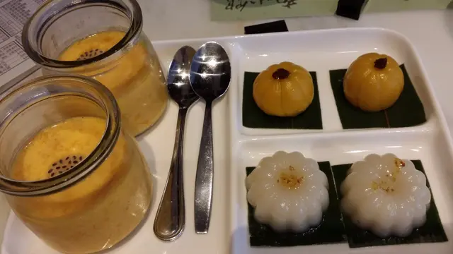 南小館甜甜拼 : 芒果凍布丁+細沙南瓜糰+桂花蜜拉糕。
