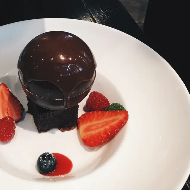 alrhona Chocolate Delice w/fudge cake, red berrues & vainilla gelato