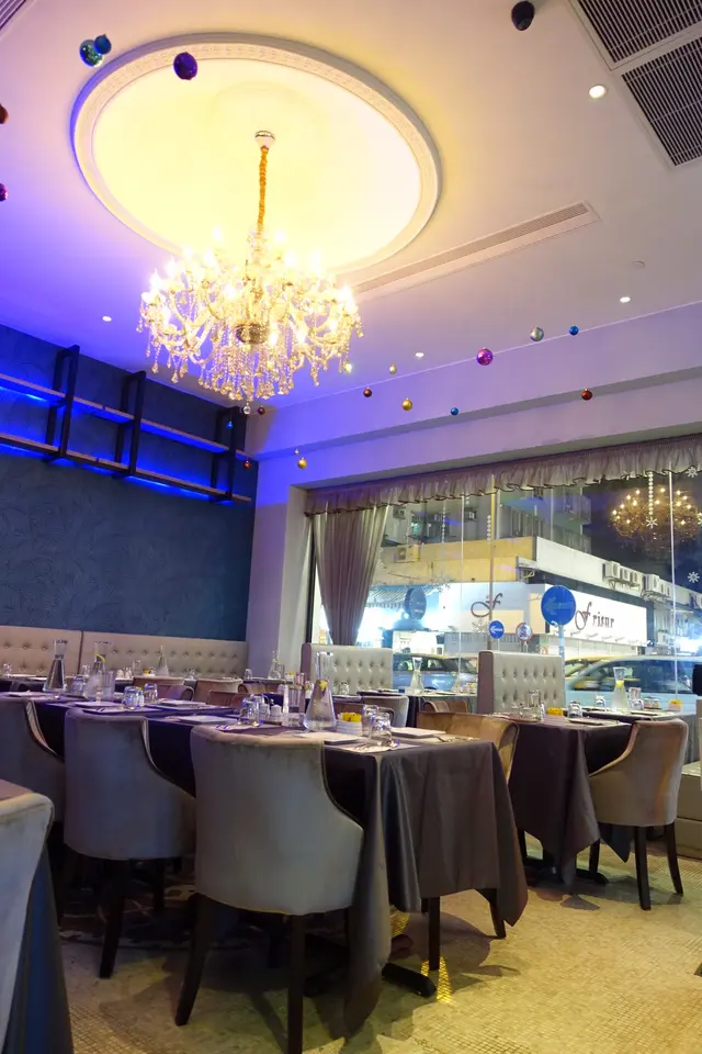 裝潢高貴優雅，水晶燈更成為餐廳的亮點！