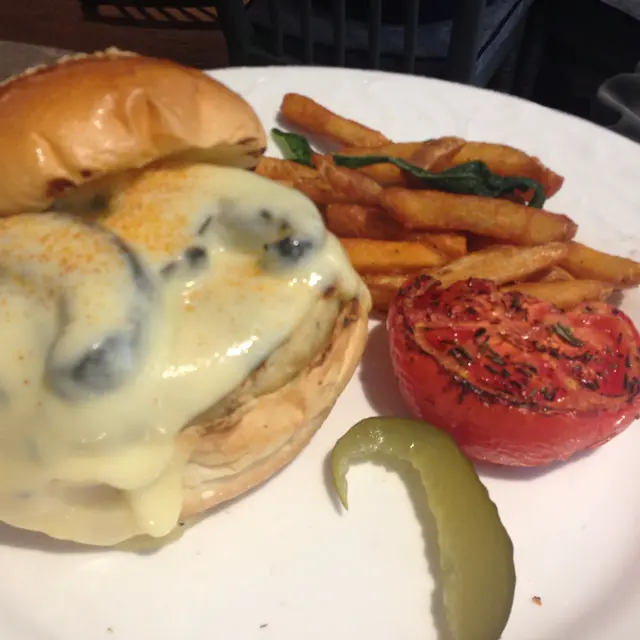 哥達芝士燒烤蘑菇雞肉漢堡