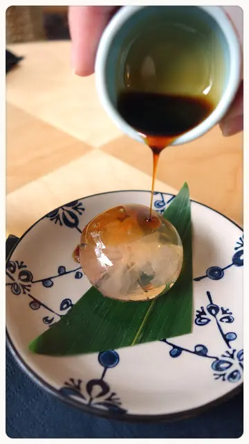 淋上濃稠的黑糖漿, 將甜度提高, 令整體味道更香甜