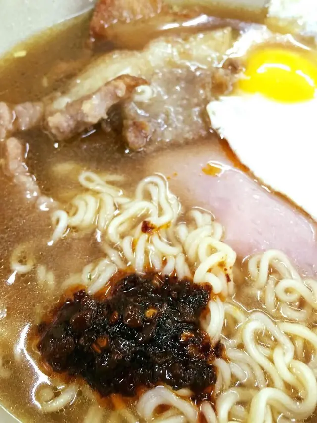 金牌麵餐豬扒火腿牛肉太陽蛋出前一丁