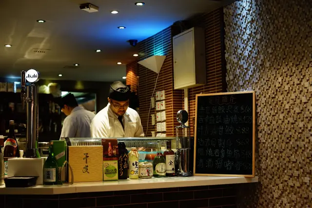 集中投射於餐枱上,一個給食物展示嘅舞台