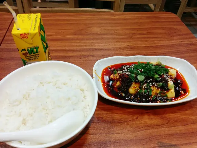 招牌口水雞飯連紙包飲品