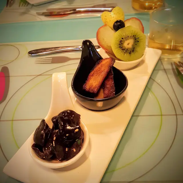 有黑木耳,豆乾和水果,三個都是涼菜,黑木耳有濃濃的芝麻油味道,油而不膩,豆乾的味道十分像叉燒,有燒烤過的味道,而質感一層一層,有一點肉的感覺,味道方面不太重,十分好吃